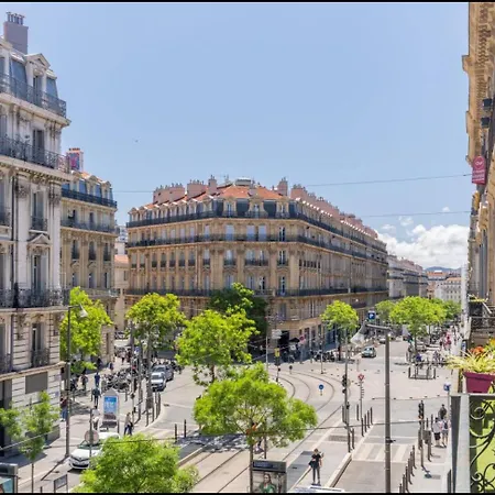 Sur La Rue De La Republique 马赛
