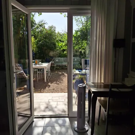 Дом отдыха Maison Et Terrasse Dans Le Jardin Du Chateau De Gaillard
