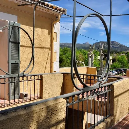 Hotel La Maillane 2*