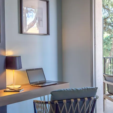 Mercure Centre Bompard La Corniche Otel 4*