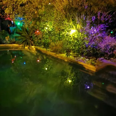 En Sous Sol De Avec Acces Jardin Et Piscine Guest house *