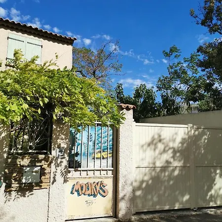 En Sous Sol De Avec Acces Jardin Et Piscine Guest house *