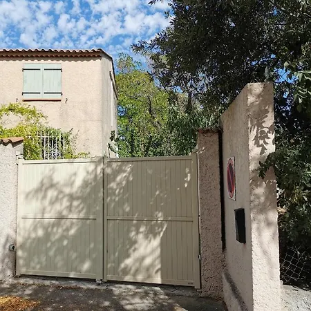 En Sous Sol De Avec Acces Jardin Et Piscine Guest house *