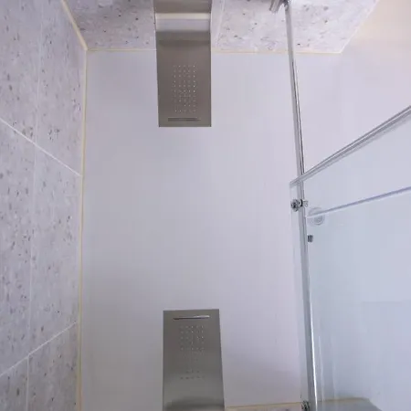 Les 1 Vue Piscine Guest house Marseille