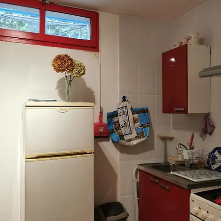 En Sous Sol De Avec Acces Jardin Et Piscine *