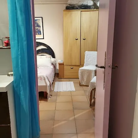 Guest house En Sous Sol De Avec Acces Jardin Et Piscine Marseille