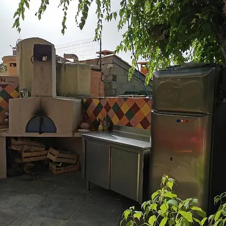 En Sous Sol De Avec Acces Jardin Et Piscine Guest house
