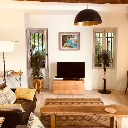 Sous Le Clocher Apartment *