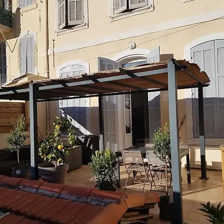 Superbe 2 Pieces Avec Grande Terrasse, Classe *** Marseille