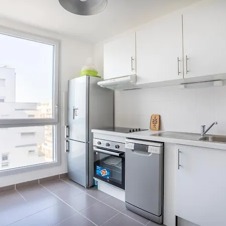 Апартаменты New Joliette Comfortable Well Located With Private Parking *