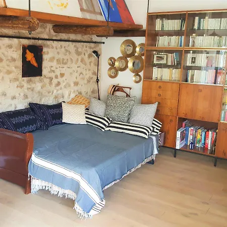 Little House With A Large Roof Garden In The Center Πανσιόν *