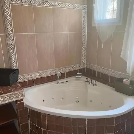 Bord De Avec Piscine Villa *