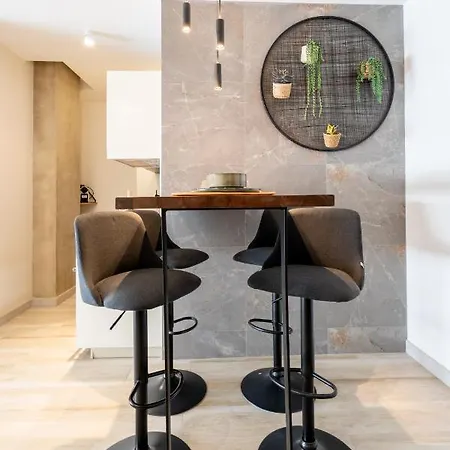 Apartment La *