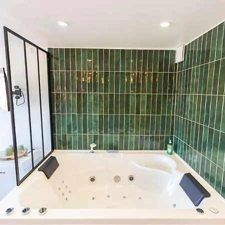 Du Mont D'or - Baignoire - Minibar Offert *