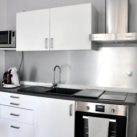 Bright Close To Centre Apartment *