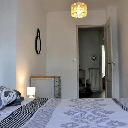 Bright Close To Centre Apartment *