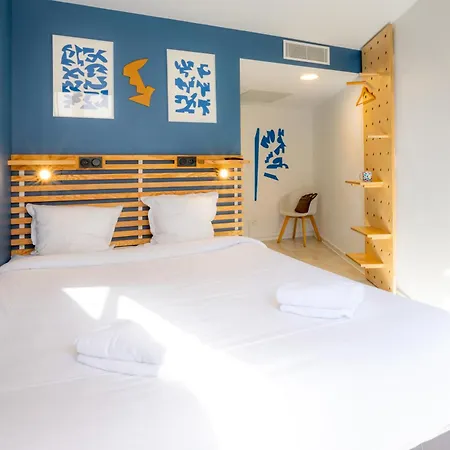 The People - Hostel