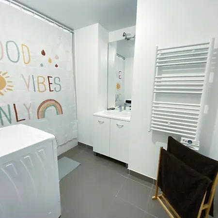 Апартаменты New Joliette Comfortable Well Located With Private Parking