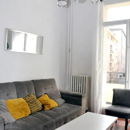 Bright Close To Centre Apartment *
