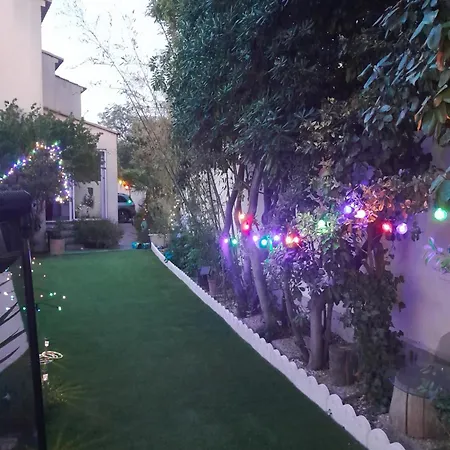En Sous Sol De Avec Acces Jardin Et Piscine Guest house *