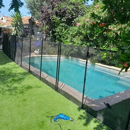 En Sous Sol De Avec Acces Jardin Et Piscine