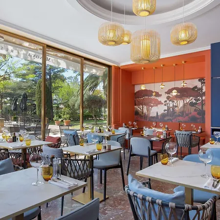 Mercure Centre Bompard La Corniche Hotel 4*