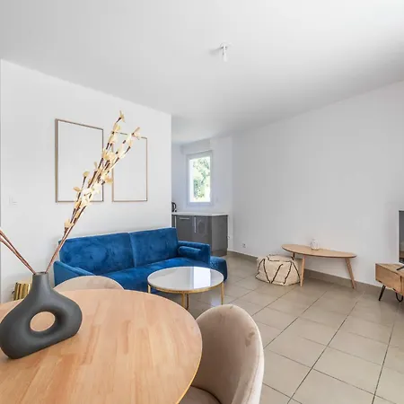 2 Bedroom With Balcony 10th Arr Apartment *