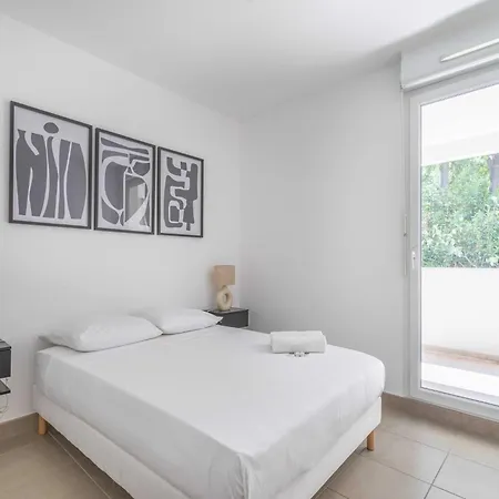 2 Bedroom With Balcony 10th Arr Apartment *