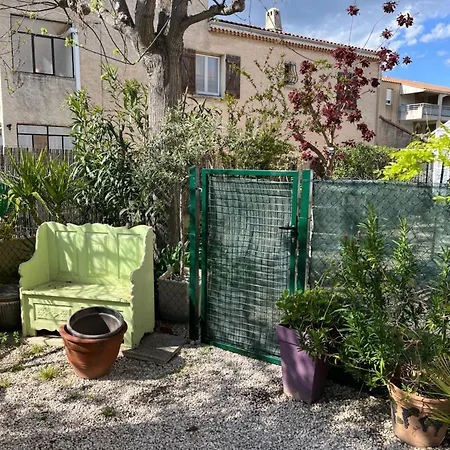 De 13 Apartment *