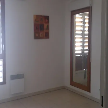 Le Village 76 M2 Climatisation 1er Arrondissement Gare A Pied Box Parking Possible Marsella