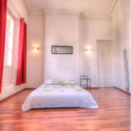 Les Du Vieux-port: Haussmannien Apartment *
