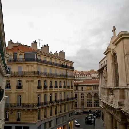 Les Du Vieux-port: Haussmannien Apartment *