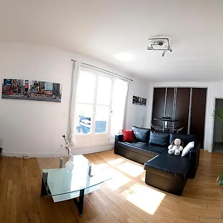 Les Du Vieux-port: Haussmannien Apartment