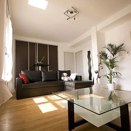 Les Du Vieux-port: Haussmannien Apartment *