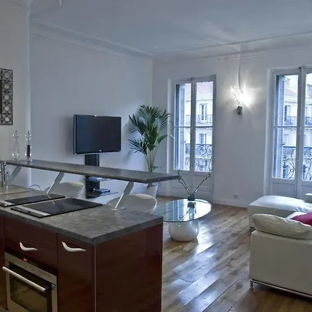Les Du Vieux-port: Haussmannien Apartment *