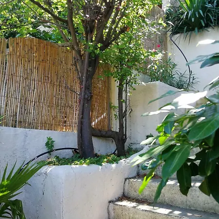 Petite Maison Dans Le Parc National Des Calanques Bed & Breakfast