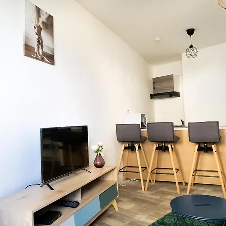 5 Minutes Saint Charles Apartment *