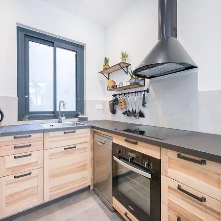 Ideal Location : The Best Equipment Clim... Apartment
