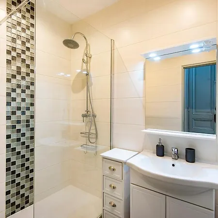 Modern Flat Near The Old Port Apartment
