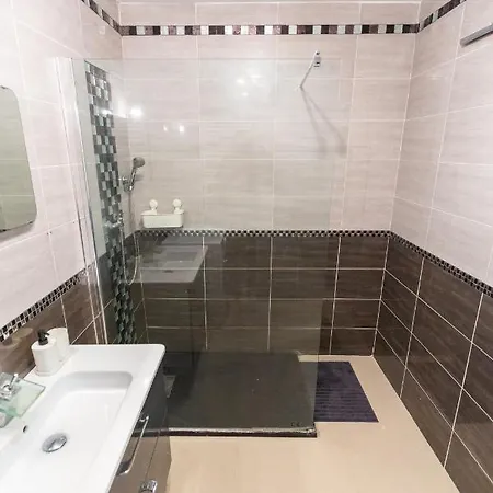 Superbe T4 Renove Spacieux Avec Stationnement Libre Et Gratuit Apartment *