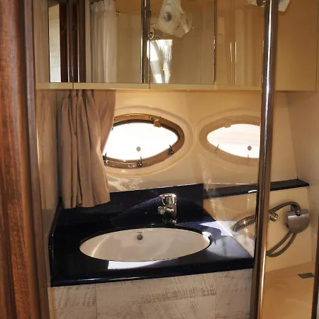 Yacht 22m Nuit Insolite Au Vieux Port, Bateau-hôtel *
