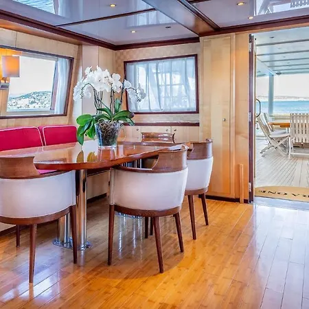 Botel Yacht Clara One 32m Luxe *