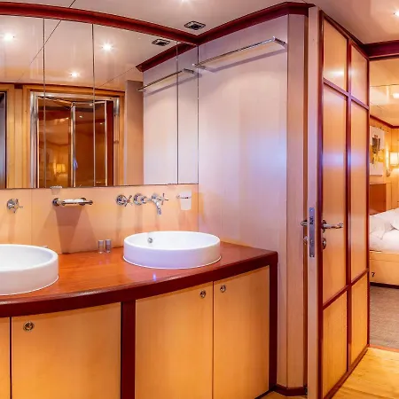 Botel Yacht Clara One 32m Luxe *