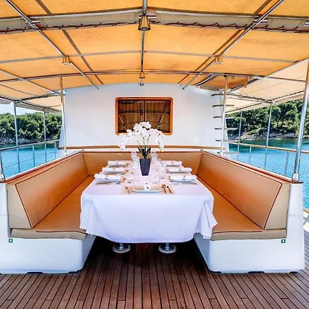 Yacht Clara One 32m Luxe Botel