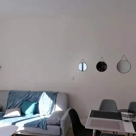 : Joli Avec Garage Apartment