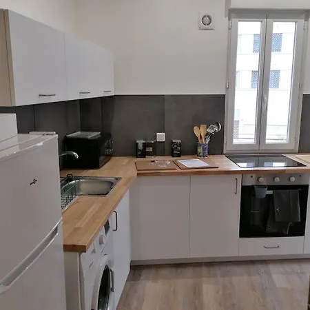 : Joli Avec Garage Apartment
