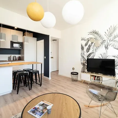 Charming And Design Apt In The Centre Of Apartment