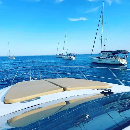 Yacht 22m Nuit Insolite Au Vieux Port, Bateau-hôtel *