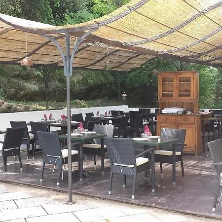 Hotel La Maillane 2*