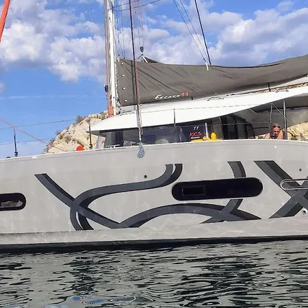 Nuit A Bord Catamaran Vieux Port Marseille Botel *